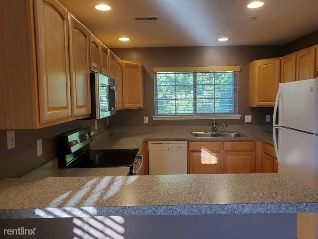 Building Photo - 3 br, 3 bath Condo - 16944 Farmington Rd
