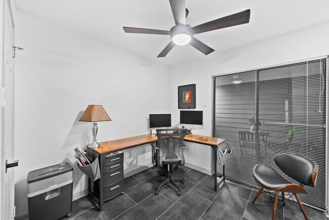 Building Photo - 3831 Landmark Dr