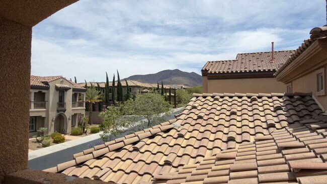 Building Photo - A Perfect Blend of Luxury, Comfort & Style