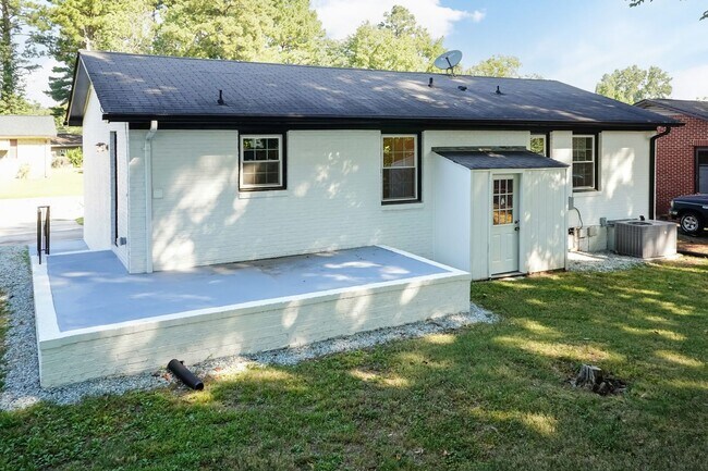 Building Photo - Three Bedroom Home!