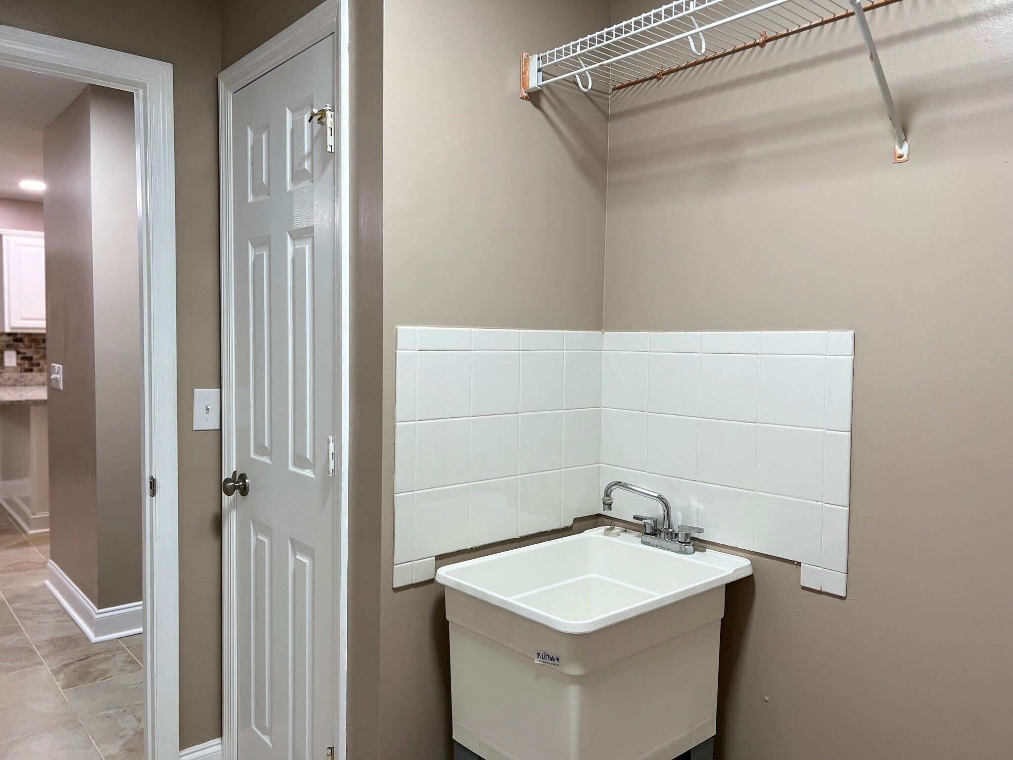 Building Photo - 112 Creekview Trl