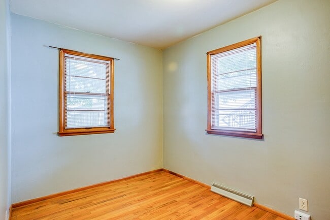 Building Photo - 2 Bed Bungalow in Champaign- Available August 2026