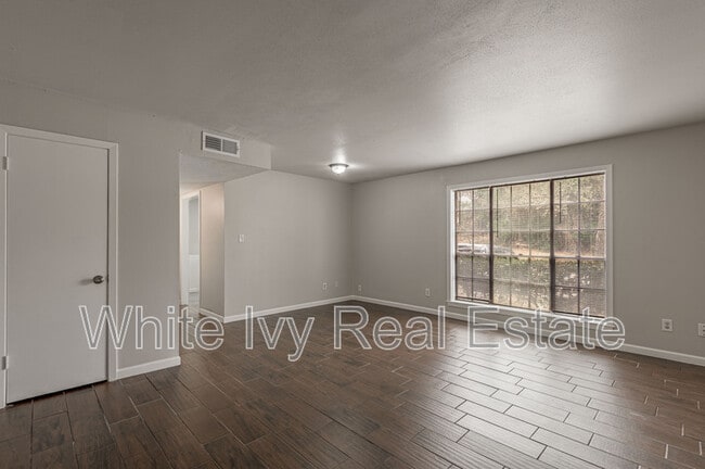 Building Photo - 818 University Ave