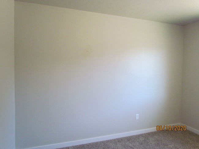 Building Photo - 3 Bed 2 Bath 1622 sqft RV Parking rent fre...