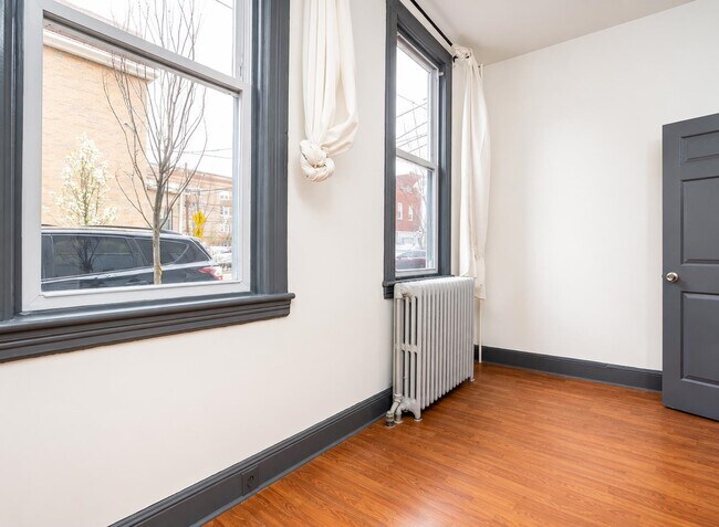Building Photo - 814 28th St