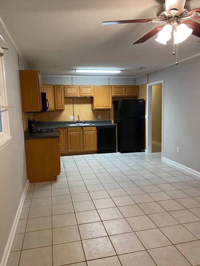 Building Photo - 228 Yellowleaf Dr