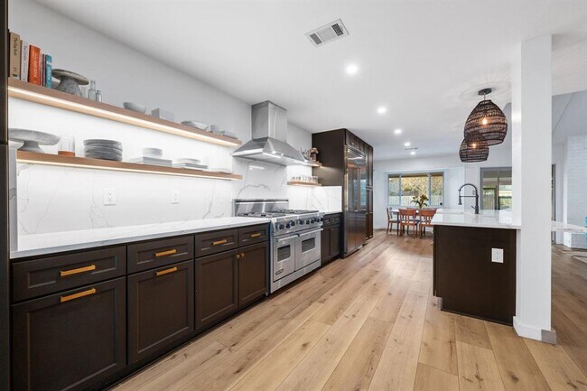 Building Photo - 2303 Inverrary Cir