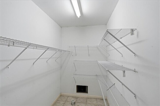 Building Photo - 22 Roger Williams Ct