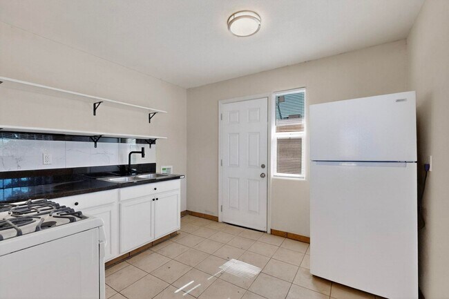 Building Photo - 540 Cardenas Dr SE