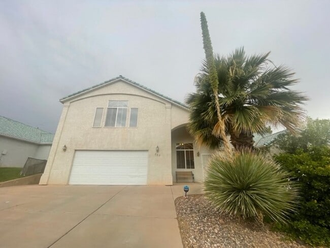 Building Photo - Furnished home available! Landscape maintenance included.