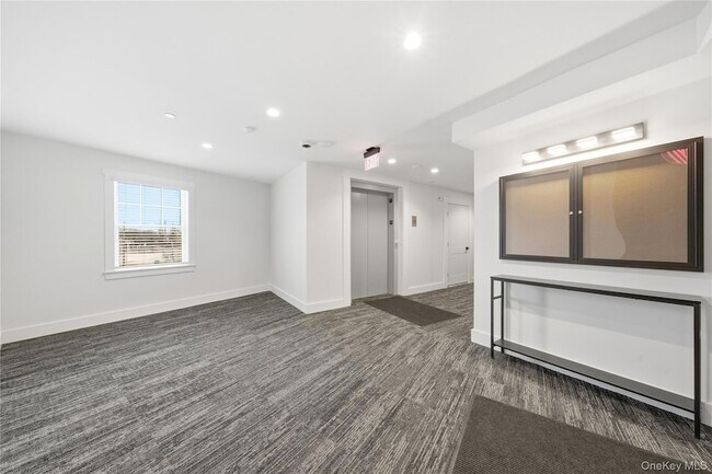 Building Photo - 180 Deer Park Ave