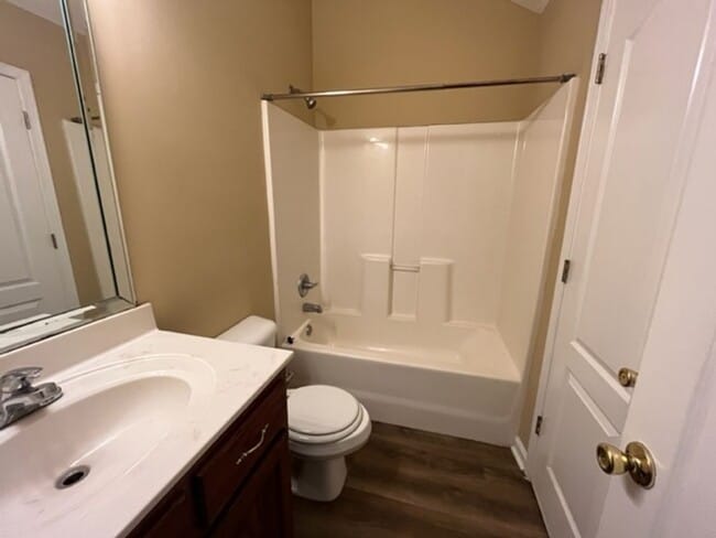 Building Photo - Renovated 2 Bedroom 2 Bath Townhome for Rent!