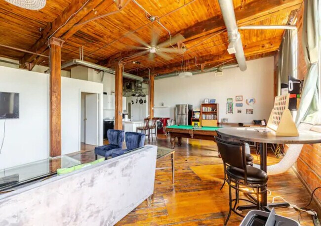 Building Photo - 227 Iron St