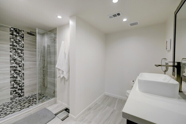 Building Photo - 2117 1/2 Hazard St