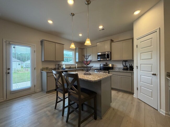 Building Photo - Large 5/3 House in Longbrook Subdivision- $2,495
