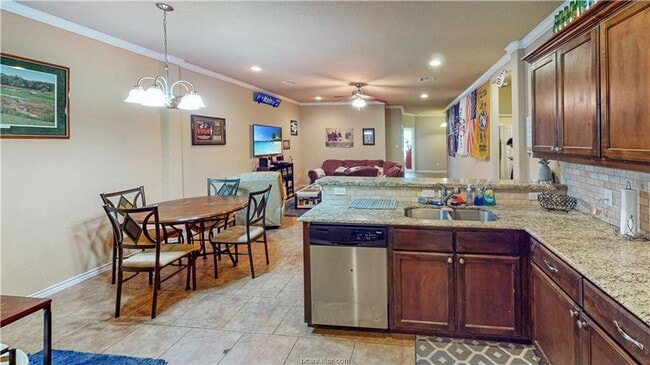 Building Photo - 4 Bed, 4 Bath University Heights Townhome for August 2026 Move In!