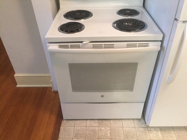 Kitchen Fridge/stove - 203 Kent St