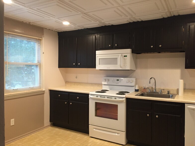Building Photo - 570 Jamestown Ct