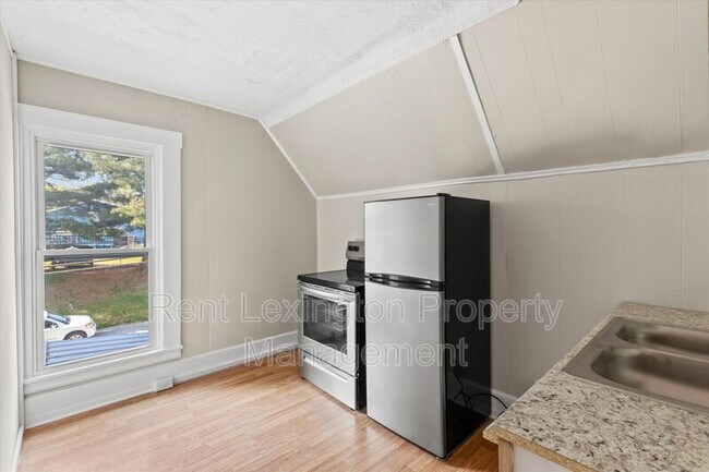 Building Photo - 306 E High St