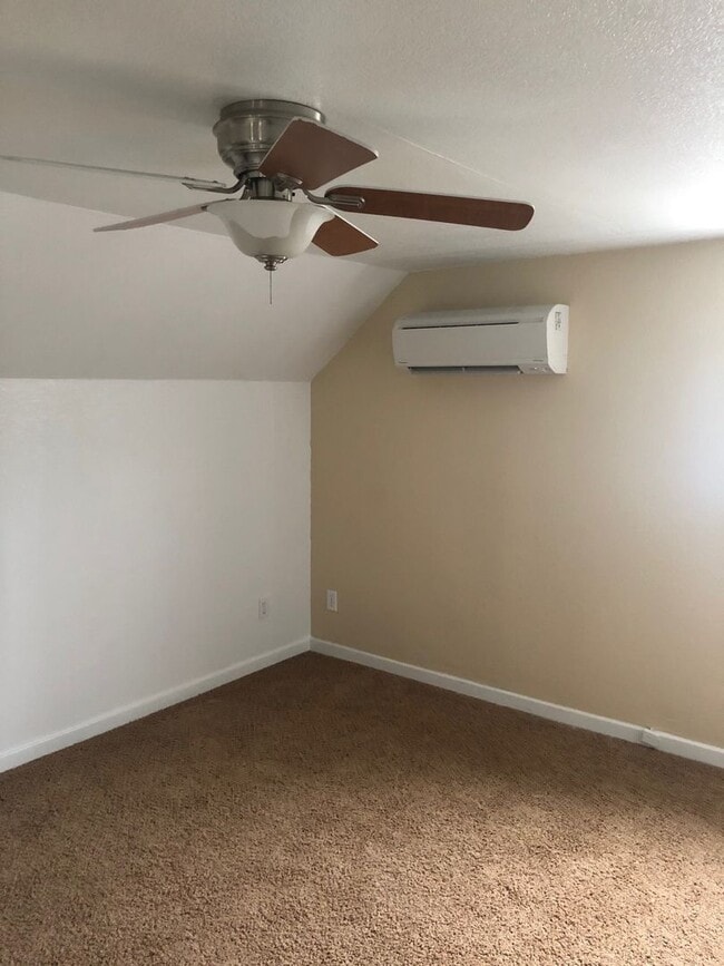 Building Photo - 3-Bedroom 1-Bath (A/C) Private Back Yard - Garage $1,875 (Albany)