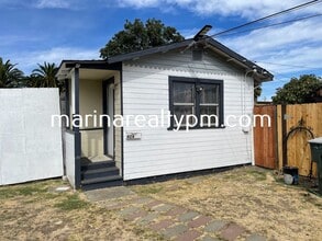 Building Photo - Welcome home to this 1 Bedroom 1 bath cozy cottage
