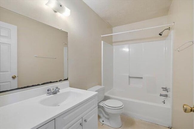 Building Photo - 4 Bed/2.5 Bath Townhome Near VT