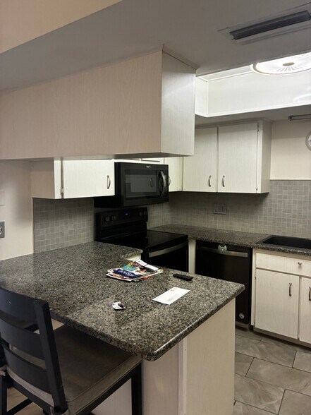 Building Photo - 5428 Larchmont Ct