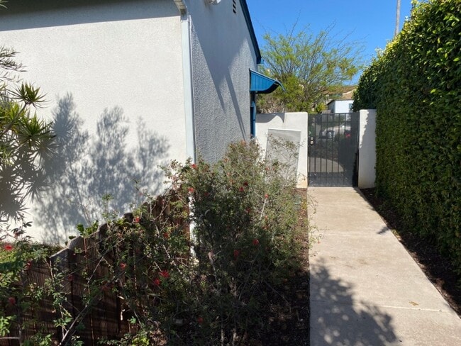 Building Photo - 4570 Winona Ave