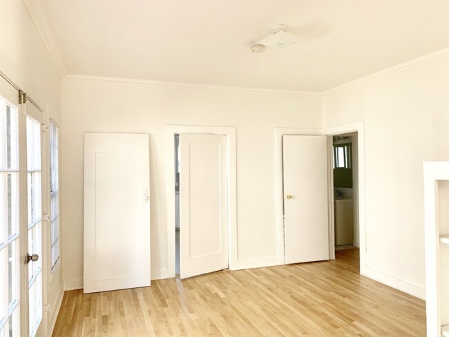 Building Photo - 610 Parkman Ave