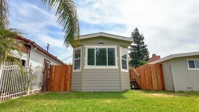 Building Photo - Newer West Sac Home