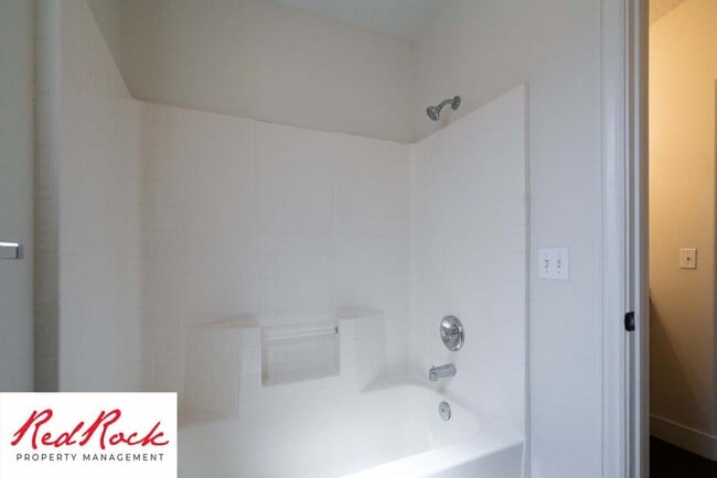 Building Photo - Spacious 3-Bed, 2-Bath Ivins Townhome – Do...