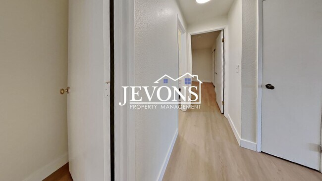 Building Photo - 2076 E 56th St