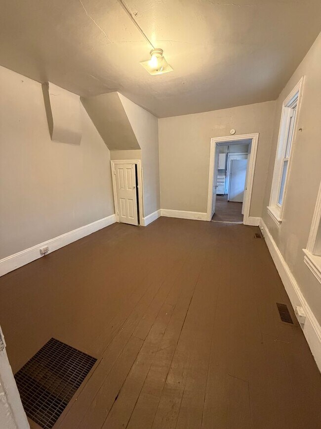 Building Photo - 1023 Greenwich St