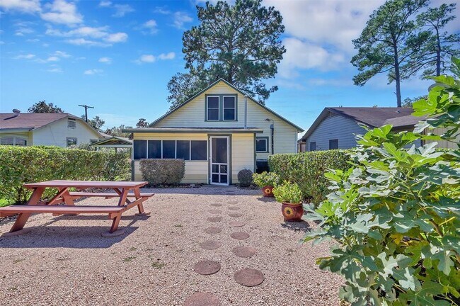 Building Photo - 1004 Mccall Ave