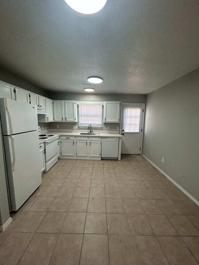 Building Photo - 3302 SW Landau Ct