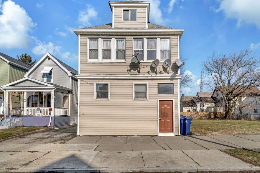 Primary Photo - 142 W Ferry St