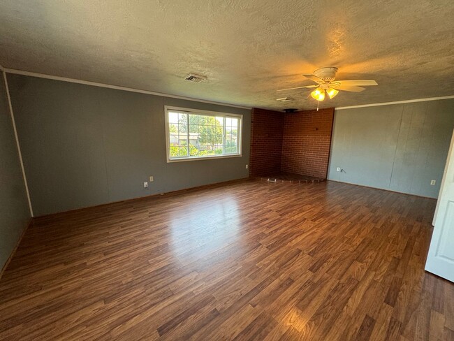 Building Photo - 3 Bedroom 2 bath house.