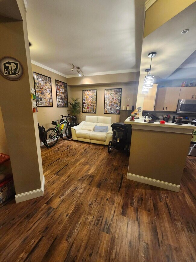 Building Photo - 533 NE 3rd Ave