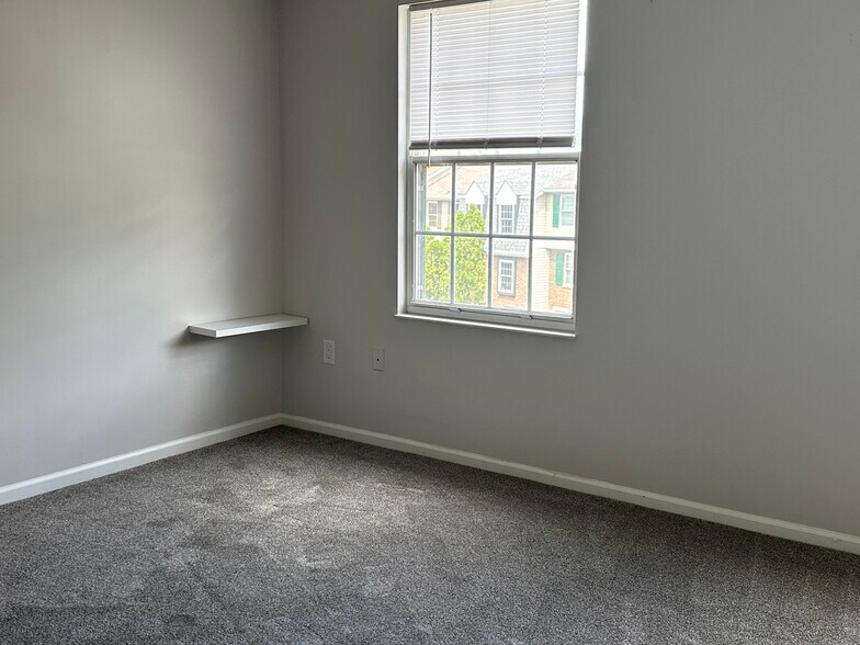 Building Photo - 5035 Hamilton Dr