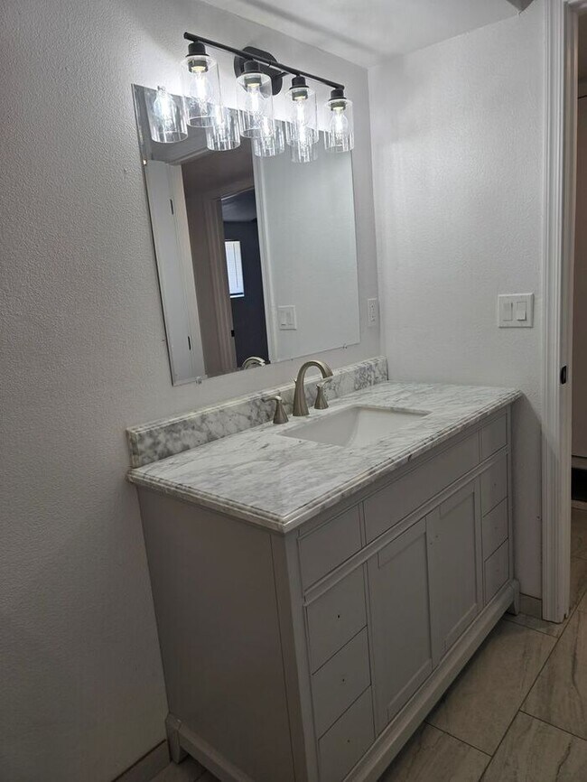 Building Photo - SPACIOUS 2BD/1BA  DUPLEX HOME AVAILABLE NOW!!