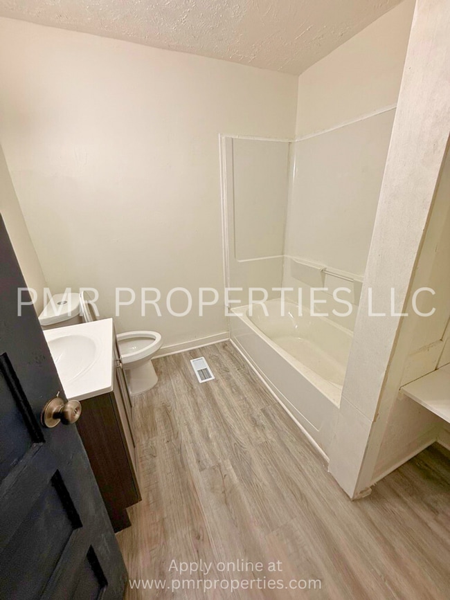 Building Photo - 3 Bedrooms / 1 Bathroom House