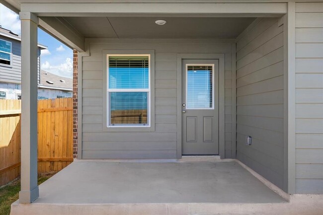 Building Photo - 425 Escondido Cir