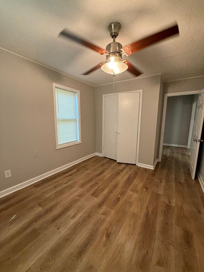 Building Photo - 2 bedroom 1 bath single family home