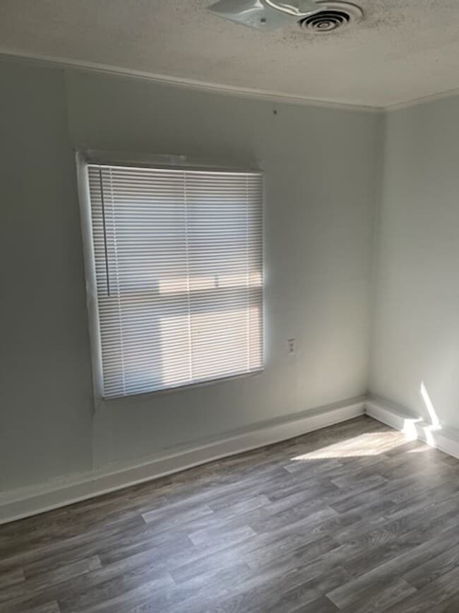 Building Photo - ADORABLE LITTLE HOME