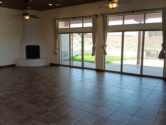 Building Photo - Stunning 5-bedroom, 2.5-bathroom home in R...