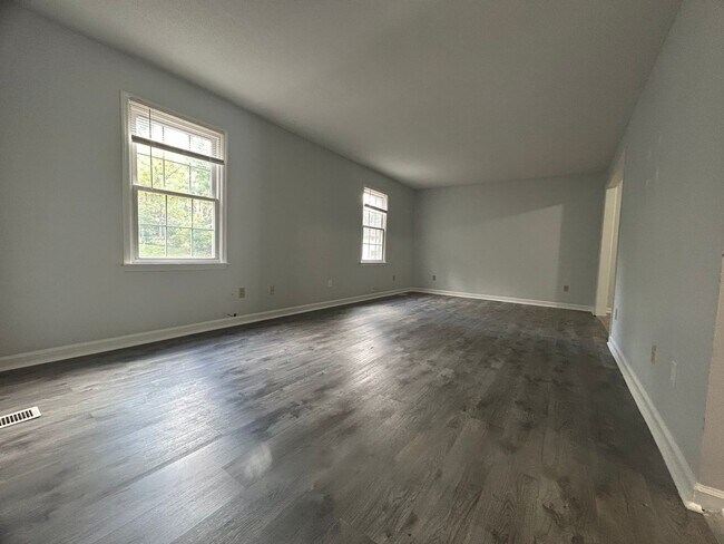 Building Photo - Spacious 3 bed 5 bath condo located in the...