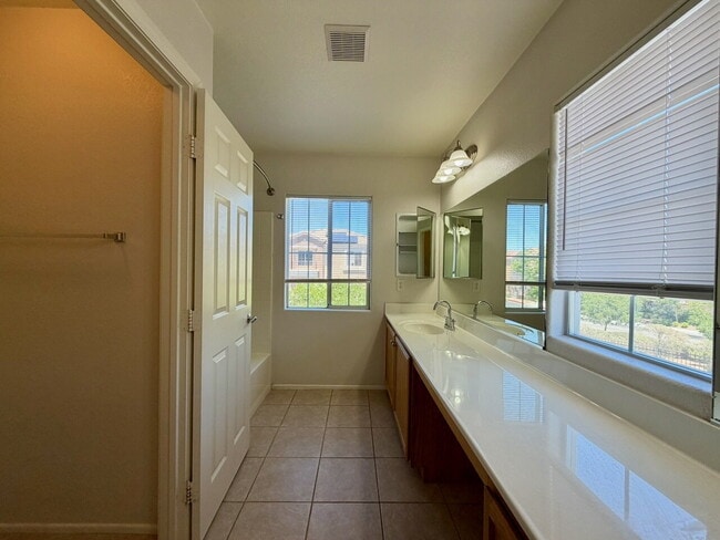 Building Photo - GATED 3 BED 2.5 BATH 1 CAR GARAGE SINGLE FAMILY HOME WITH COMMUNITY POOL