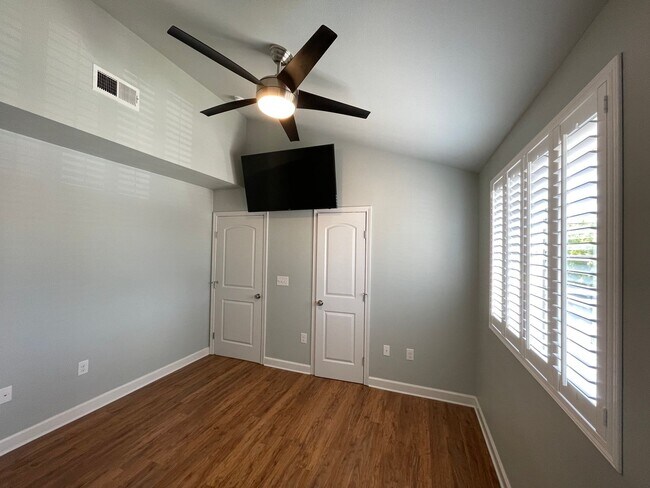 Building Photo - Amazing detached 2/2.5 duplex in Central Austin!!!