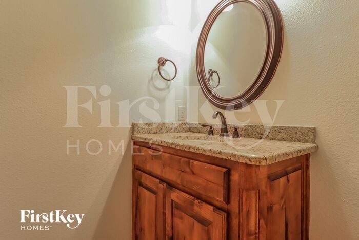 Building Photo - 723 La Paloma Rd