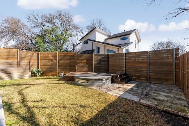 Building Photo - 1405 Perez St